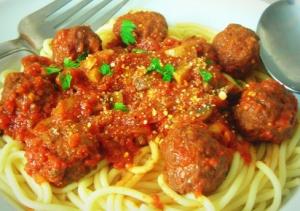 spaghettis aux boulettes de boeufs et champignons