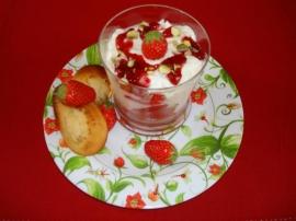 verres gourmands aux fraises et mousse de faisselle, madeleines au citron