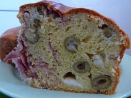 cake au jambon de bayonne, olives et brebis
