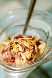 crme glace au lait damande et coulis de cerises