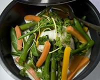 medley petits légumes en waterzoi de poissons plats
