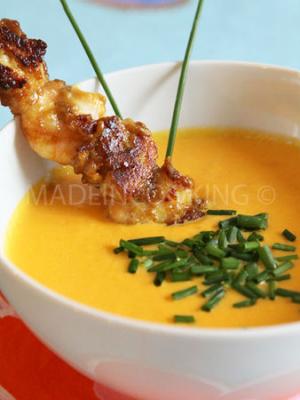 Soupe froide de carottes poivrons et mas avec des brochettes de poulet crevettes sauce satay