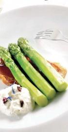 asperges vertes sur craquants de poitrine et sa chantilly de reblochon