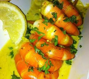 Brochettes de crevettes marinées et sauce citron  curry