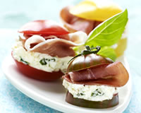 petites bouches de tomates colores aux figues sches et jambon de pays