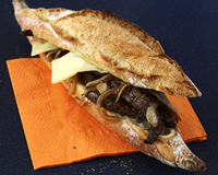 sandwich de foie de boeuf aux oignons et fromage