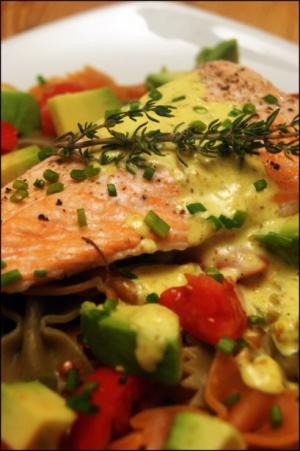 Saumon sauce curry et farfalles aux lgumes