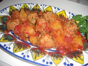Boulettes de viande en sauce avec pommes de terre  
