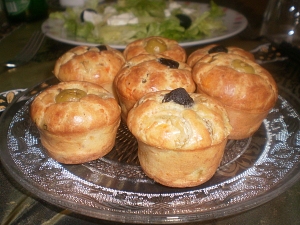 MINI MUFFINS AU FROMAGE ET AUX OLIVES  