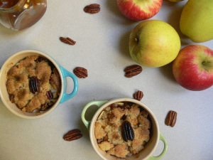CRUMBLE AUX POMMES NOIX DE PECAN ET CARAMEL PAULINE EN FAIT TOUT UN PLAT