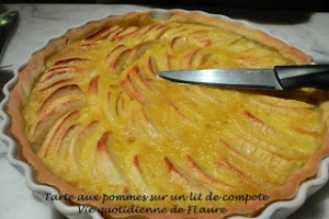 Tarte aux pommes sur un lit de compote  