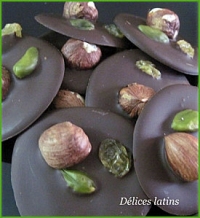 Mendiants au chocolat noir noisettes raisins et pistaches