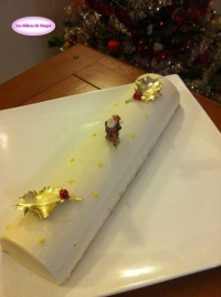 buche au chocolat blanc et gelee de fraises  