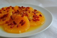 Salade d  oranges à la fleur d  oranger et baies de Goji
