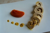 Poulet  la moutarde au pain d  pices pure de carotte au cumin