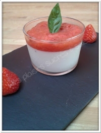 Panna cotta et sa compote fraise rhubarbe