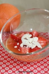 Soupe d  orange fraise et cardamome éclat de meringue