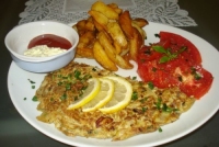 Omelette aux petits oignons ciboulette coriandre une pointe d  ail saveur muscade et son accompagnement potatoes tomate