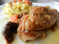 Lapin aux pruneaux lardons oignons et vin blanc