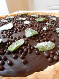 Tarte menthe chocolat et ses feuilles de menthe cristallises