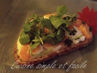 Tartines grilles au saumon fum et fromage de chvre frais