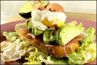 Bruschettas  l  avocat jambon cru et uf poch