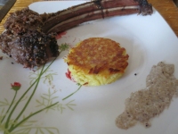 Carré de chevreuil en croûte d  herbes rostis de pommes de terre et sauce aux champignons
