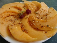 CARPACCIO DE MELON VINAIGRETTE AUX AGRUMES ESTRAGON ET PRALIN