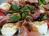 SALADE ITALIENNE TOMATES MOZZARELLA SPECK BASILIC et OLIVES NOIRES