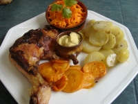 POULET A LA MOUTARDE DUO PATATES DOUCES ET POMMES DE TERRE ET SA SALADE DE CAROTTES A L  ORANGE ET AU CURRY