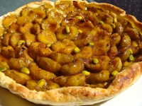 TARTE AUX REINE CLAUDE ET QUELQUES PISTACHES SUR LIT DE SPECULOOS