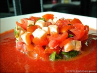 Salade de tomates cerises fraises et mozzarella et son coulis de fraises