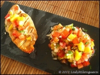 Blancs de poulet grills et leur salsa fruite