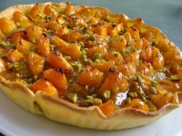 TARTE AUX ABRICOTS CREME D  AMANDES PISTACHEE ET ECLATS DE PISTACHE