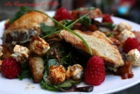 Salade de pommes de terre sautes aux fruits et toasts aux fromages