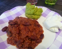 CHILI CON CARNE MAISON SON GUACAMOLE MAISON ET SA CREME FRAICHE DE BREBIS
