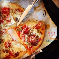 Pizza aux tomates olive et fromage