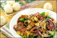 Salade de roquette aux ravioles poêlées chips de pancetta et champignons