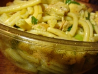 SALADE DE PATES AU POULET CURRY ET A L  AVOCAT