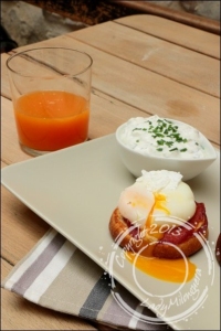 Tartines aux oeufs pochs et crme aux herbes