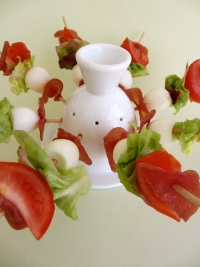 Brochettes apéritives au saucisson sec oeufs durs de caille tomate et salade