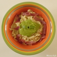 Tagliatelles fraches au pesto de courgettes et bacon croustillant