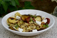 Salade de ptes aux aubergines grilles tomates confites et fromage de chvre