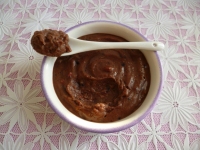 entremets chocolaté aux fruits rouges avec céréales biscuitées et graines de chia (hyperprotéiné diététique riche en fibres)