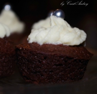 mini moelleux au chocolat au topping au chocolat blanc