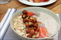 Muesli aux graines de chia et lait de noisettes