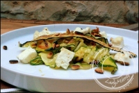 Salade de courgettes grillées feta et pignons