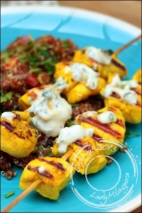 Taboul de quinoa rouge et brochettes de poulet