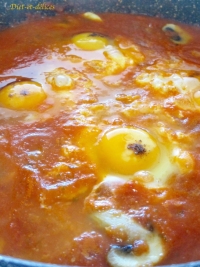 Oeufs perdus  la sauce tomate et aux champignons