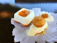 Petit fromager au citron confiture d  abricot bouches aux agrumes et glace vanille
